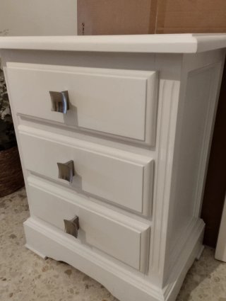 Mesita de noche blanca de madera