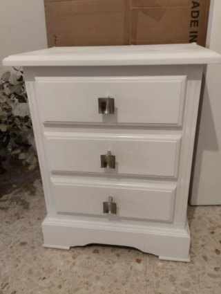 Mesita de noche blanca de madera