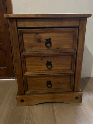 Mesa de noche de madera