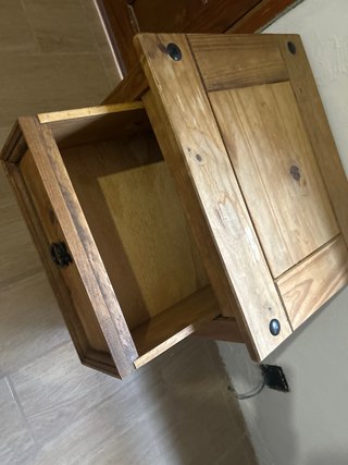 Mesa de noche de madera