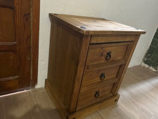 Mesa de noche de madera