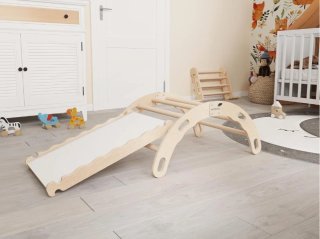 Gimnasio de escalada con tobogán para niños