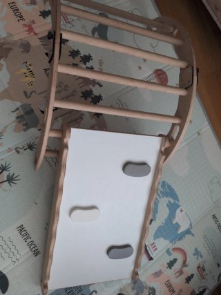 Gimnasio de escalada con tobogán para niños