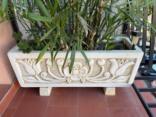 Maceteros de piedra blanco con relieve