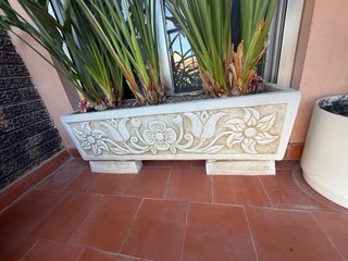 Maceteros de piedra blanco con relieve