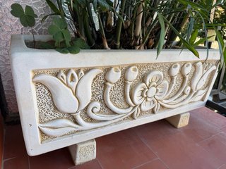 Maceteros de piedra blanco con relieve