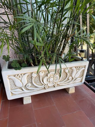 Maceteros de piedra blanco con relieve