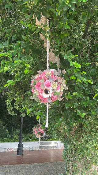 2 Bolas colgantes de Flores de tela con Macramé