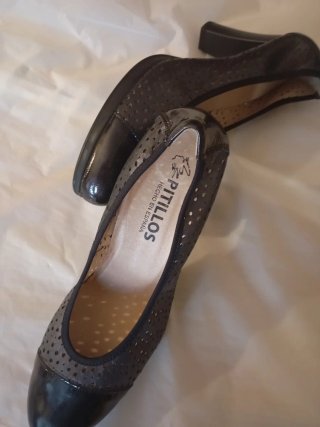 Zapatos salón Pitillos negros y  gris oscuros.