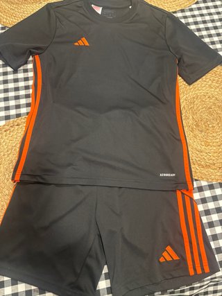 Equipación Adidas Talla  13/14 Negro/Naranja