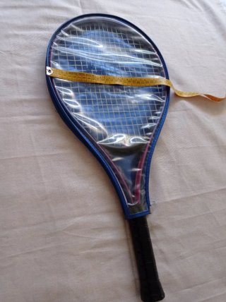 Raqueta de tenis con funda