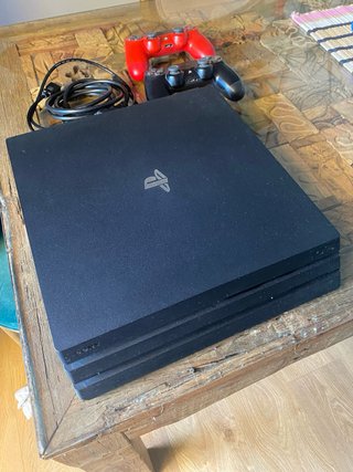 PS4 Pro 1TB + 2 Mandos