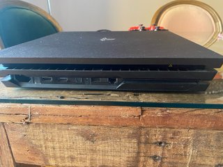 PS4 Pro 1TB + 2 Mandos