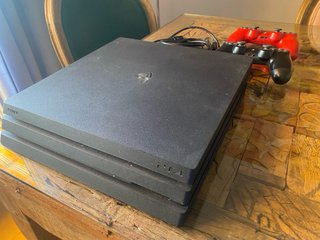 PS4 Pro 1TB + 2 Mandos