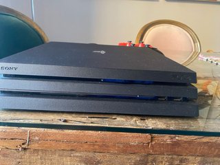 PS4 Pro 1TB + 2 Mandos
