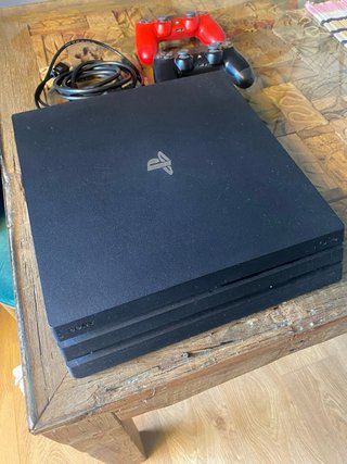 PS4 Pro 1TB + 2 Mandos