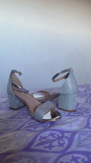 Sandalias tacón plateadas fiesta invitada