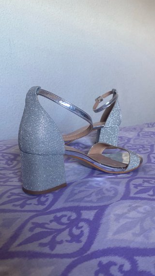 Sandalias tacón plateadas fiesta invitada