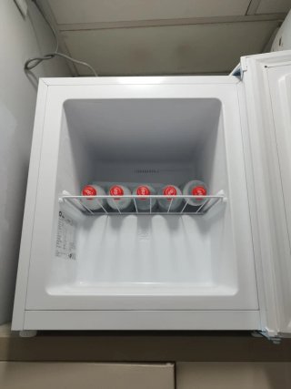 Piccolo congelatore bianco