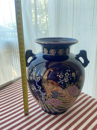 Jarrón de porcelana azul y dorado