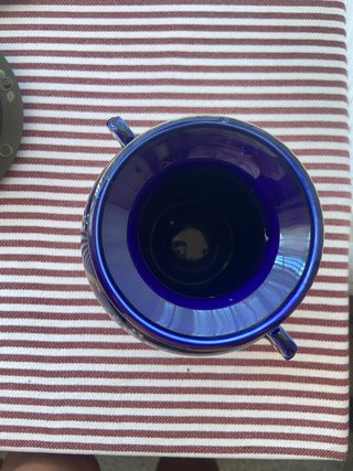 Jarrón de porcelana azul y dorado