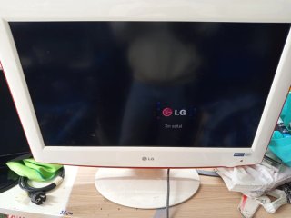 TV LG Blanco y Rojo