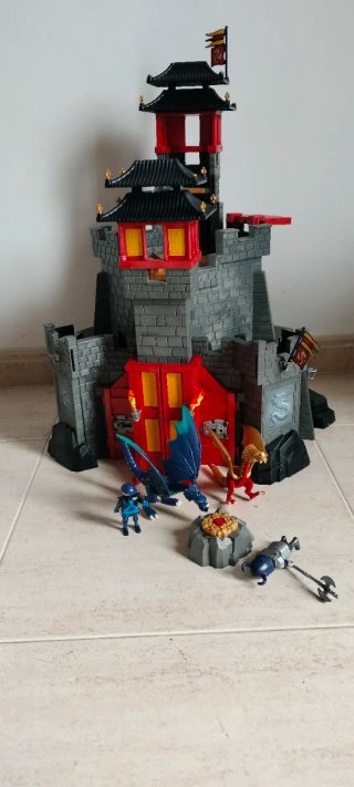 Castillo de dragones de juguete