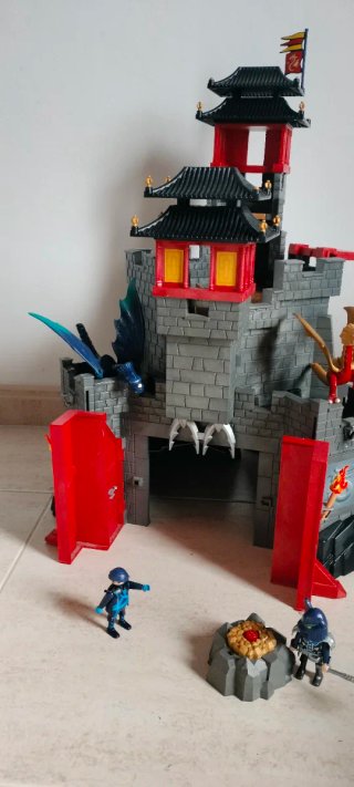Castillo de dragones de juguete