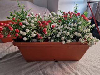 Maceta Marrón con Flores Artificiales