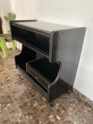 Aparador vintage negro con ruedas
