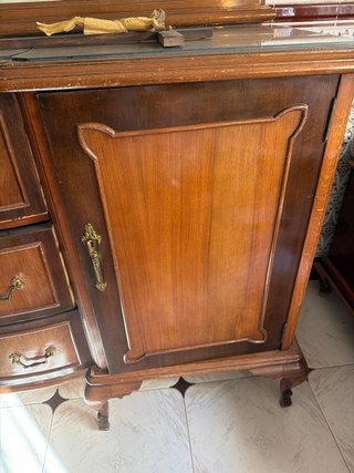 Mueble de salón antiguo con espejo
