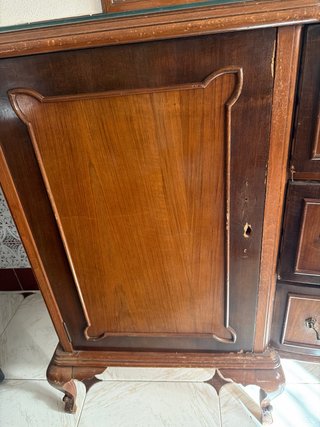 Mueble de salón antiguo con espejo