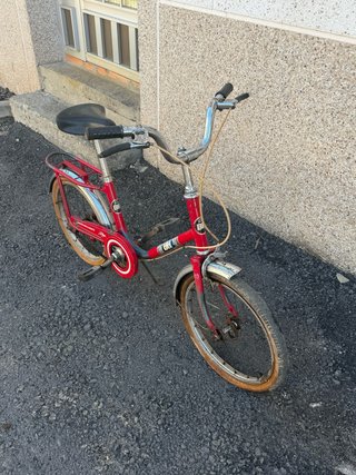 Bicicleta rossa pieghevole BH