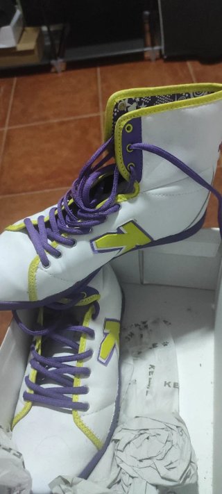 Zapatillas Kelme Blancas y Moradas