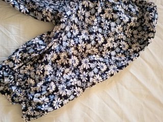 Vestido floral azul y blanco