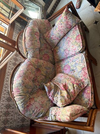 Sofá antiguo de ratán floral