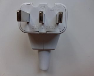 Clavija y enchufe eléctrico con toma de tierra
