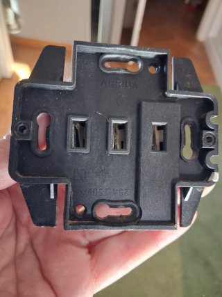 Clavija y enchufe eléctrico con toma de tierra