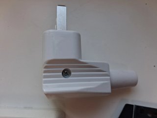 Clavija y enchufe eléctrico con toma de tierra