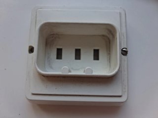Clavija y enchufe eléctrico con toma de tierra