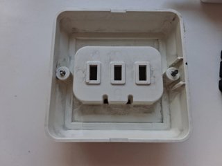 Clavija y enchufe eléctrico con toma de tierra