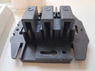 Clavija y enchufe eléctrico con toma de tierra