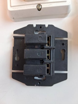 Clavija y enchufe eléctrico con toma de tierra