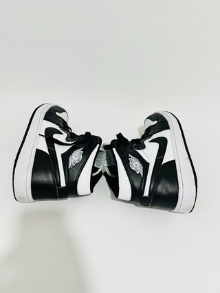 Tênis Nike Air Jordan 1 High Preto e Branco