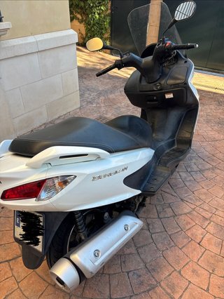 Suzuki Burgman Blanca Maxi-Scooter