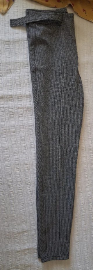 Pantalón de vestir gris y blanco