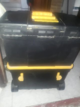 Maletín de herramientas negro y amarillo