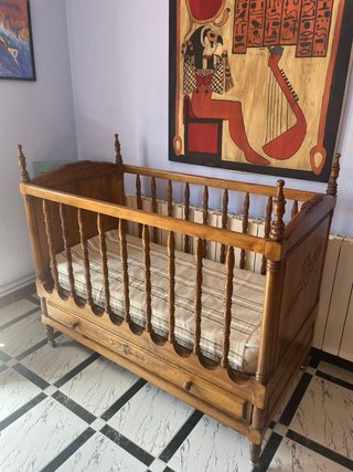 Cuna de madera de roble tallada con cajón