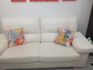 Sofá de piel blanco y multicolor