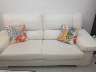 Sofá de piel blanco y multicolor